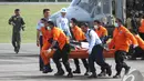 Tim SAR saat membawa jenazah penumpang AirAsia QZ8501 dari helikopter, Pangkalan Bun, Kalteng, Kamis (1/1/2015).  (Liputan6.com/Herman Zakharia)