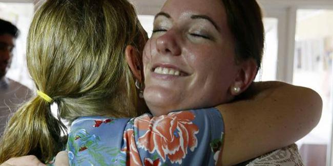 Marte memeluk rekannya dengan bahagia setelah dibebaskan dari penjara | (c) AFP