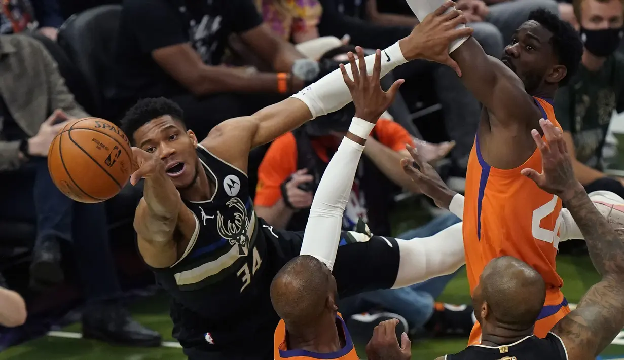 Pemain asal Yunani ini juga menjadi pemain asing kelima yang mampu sabet gelar MVP Final dalam sejarah NBA. Dirinya berhasil ikuti jejak Dirk Nowitzki (Jerman), Tony Parker (Belgia), Tim Duncan (Kepulauan Virgin), dan Hakeem Olajuwon (Nigeria). (Foto: AP/Paul Sancya)
