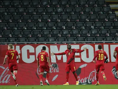 Penyerang Belgia, Romelu Lukaku (tengah) berselebrasi usai mencetak gol ke gawang Denmark pada pertandingan UEFA Nations League di stadion King Power, Leuven, Belgia, Rabu (18/11/2020). Belgia meraih satu tiket ke semifinal UEFA Nations League usai menang 4-2 atas Denmark. (AP Photo/Francisco Seco)