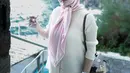 Kombinasi blus, tiered skirt, hijab, dan topi jerami ala Aurel Hermansyah ini bisa kamu jadikan inspirasi. @aurelie.hermansyah.