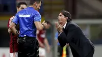 AC Milan's coach Filippo Inzaghi (R) talks to referee Piero Giacomelli during their Italian Serie A soccer match against Genoa at San Siro stadium in Milan April 29, 2015. REUTERS/Alessandro Garofalo TPX IMAGES OF THE DAY