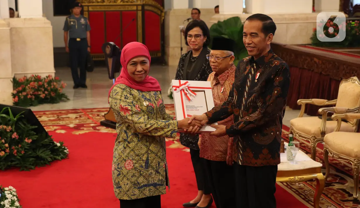 Presiden Jokowi didampingi Wakil Presiden Ma'ruf Amin dan Menkeu Sri Mulyani menyerahkan Daftar Isian Pelaksanaan Anggaran (DIPA) dan Daftar Alokasi Transfer Daerah serta Dana Desa Tahun 2020 kepada Gubernur Jawa Timur, Khofifah di Istana Negara, Kamis (14/11/2019). (Liputan6.com/Angga Yuniar)