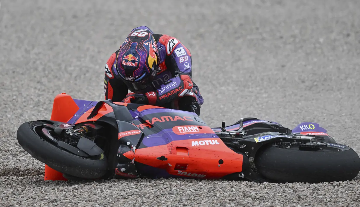 Ekspresi kecewa pebalap Prima Pramac Racing, Jorge Martin, terjatuh saat menjalani MotoGP Jerman 2024 yang berlangsung di Sirkuit Sachsenring, Jerman, Minggu (7/7/2024) waktu setempat.  (Foto AP/Robert Michael)