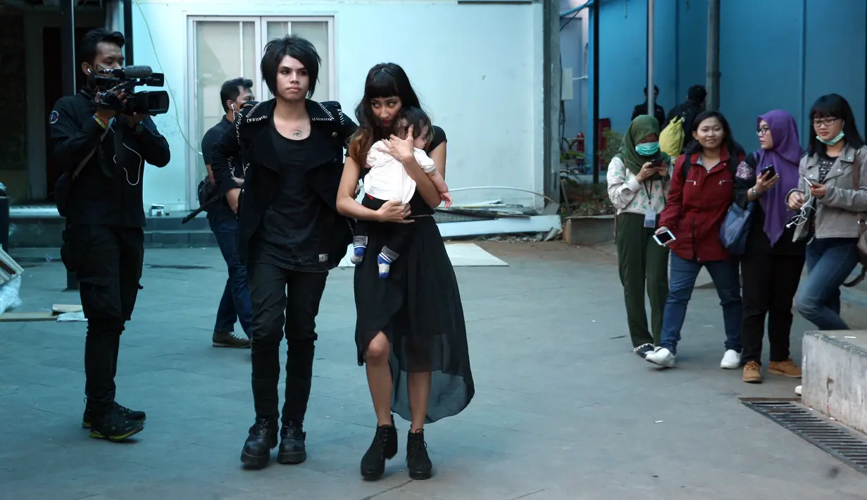 Pria bertato ini juga tidak kawatir dengan anggapan atau penilaian masyarakat terhadap dirinya. Sebagai ayah bayi yang kini berusia empat bulan itu, rasa sayangnya terhadap anaknya lebih besar di banding malu. (Nurwahyunan/Bintang.com)