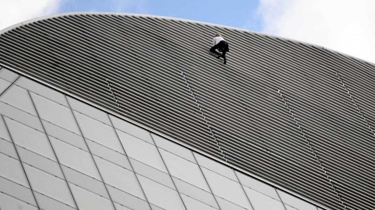 Aksi Alain Robert panjat gedung 185 meter tanpa pengaman