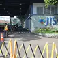 Petugas Keamanan bersiaga di gerbang Jakarta Internasional School (JIS) di Pondok Indah, Jakarta Selatan, Rabu (23/4). (ANTARA FOTO/Reno Esnir)