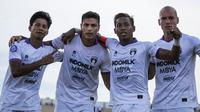 Pemain Persita Tangerang, Ramiro Fergonzi (kedua kiri) merayakan gol pertama timnya ke gawang Dewa Unitd FC bersama rekan-rekannya dalam laga pekan ke-20 BRI Liga 1 2022/2023 di Stadion Indomilk Arena, Tangerang, Minggu (22/1/2023). (Bola.com/Bagaskara Lazuardi)