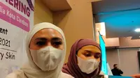 Noni Ayi pengusaha skin care berbagi pengalaman saat family gathering bersama reseller di Kota Cirebon. Foto (Liputan6.com / Panji Prayitno)