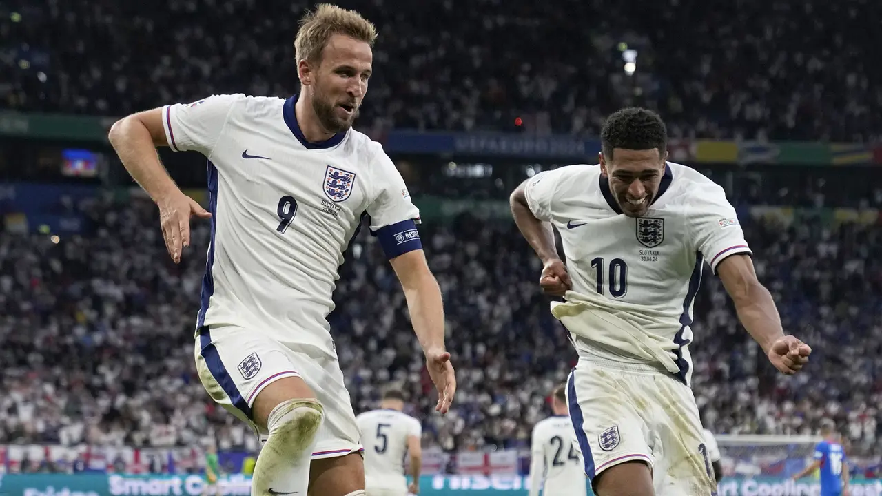 Foto: Momen Tandukan Harry Kane yang Bawa Inggris Comeback atas Slovakia di Babak 16 Besar Euro 2024