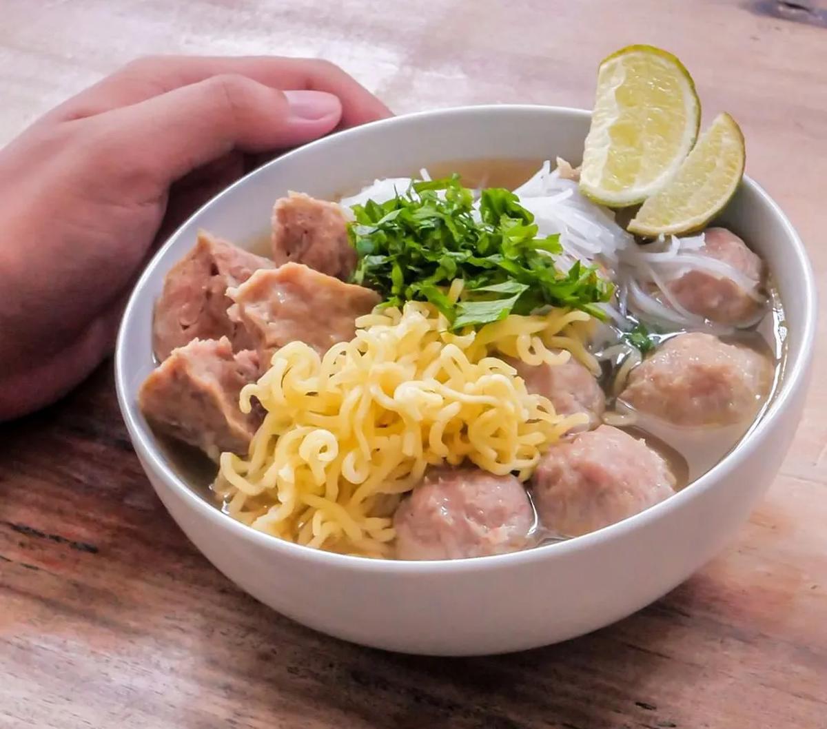 Warung makan Mak Tam menyediakan minuman susu racik serta makanan seperti bakmi, bakso, mie ayam, mie ramen, dan dimsum, serta gelato yang diproduksi sendiri oleh Ilham.&nbsp;