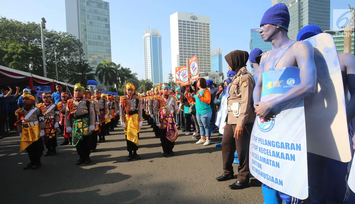 Sejumlah anak-anak mengenakan kostum polisi lalu lintas berbaris saat mengikuti acara kampanye tahun keselamatan untuk kejiwaaan 2017-2018 di Bundaran HI, Jakarta, Minggu (30/7). (Liputan6.com/Helmi Afandi)