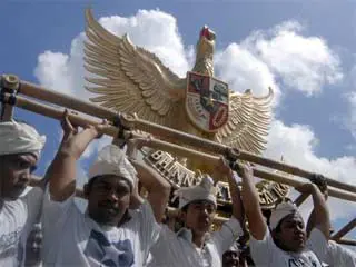 Sejumlah pemuda mengarak patung Burung Garuda Pancasila dalam kegiatan 
