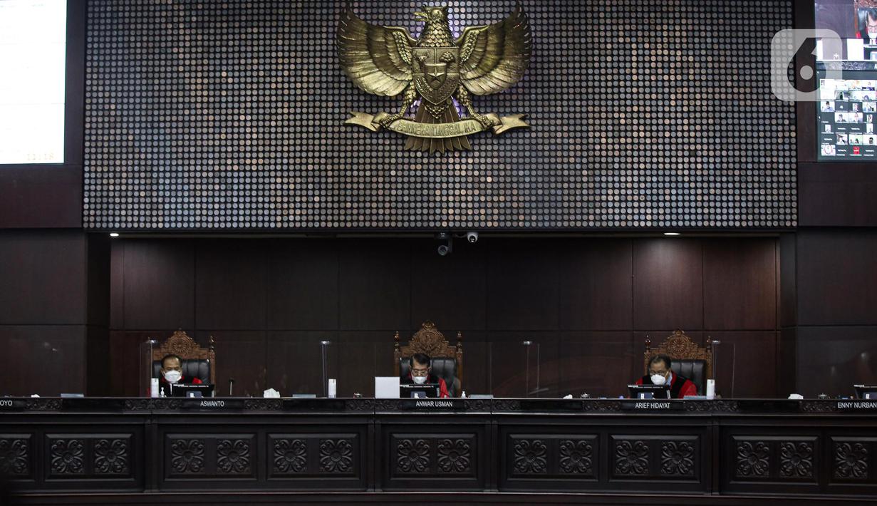 Ketua Majelis Hakim Mahkamah Konstitusi (MK) Anwar Usman (tengah) membacakan putusan saat sidang uji materi Undang-Undang Nomor 35 Tahun 2009 tentang Narkotika terhadap UUD 1945 atau legalisasi ganja untuk medis di Gedung Mahkamah Konstitusi, Jakarta, Rabu (20/7/2022). MK menolak uji formil Undang-Undang Narkotika tentang pasal-pasal larangan penggunaan narkotika golongan I. (Liputan6.com/Faizal Fanani)
