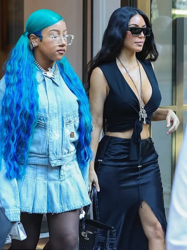 Gaya Ekspresif North West, Putri Kim Kardashian, dengan Rambut Electric Blue yang Mencolok