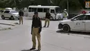 Petugas polisi berjaga-jaga saat kendaraan yang membawa tim kriket Inggris dalam perjalanan ke hotel pada saat kedatangan mereka, di Karachi, Pakistan, Kamis, 15 September 2022. Tim kriket Inggris tiba di Pakistan setelah 17 tahun, untuk memainkan tujuh pertandingan kriket Twenty20, mulai dari 20 September. (AP Photo/Fareed Khan)