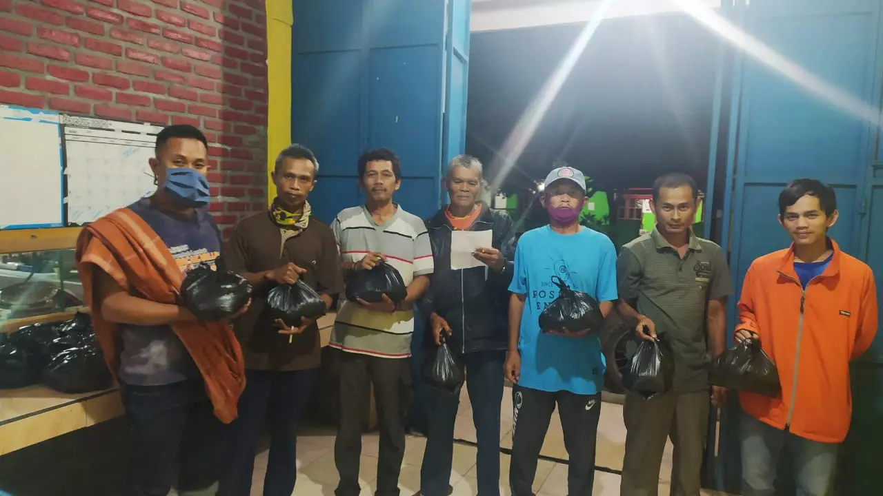 Para Ketua RT dan para pemuda Kampung Ciawitali Garut, Jawa Barat siap mendistribusikan paket sembako bagi warga yang membutuhkan.
