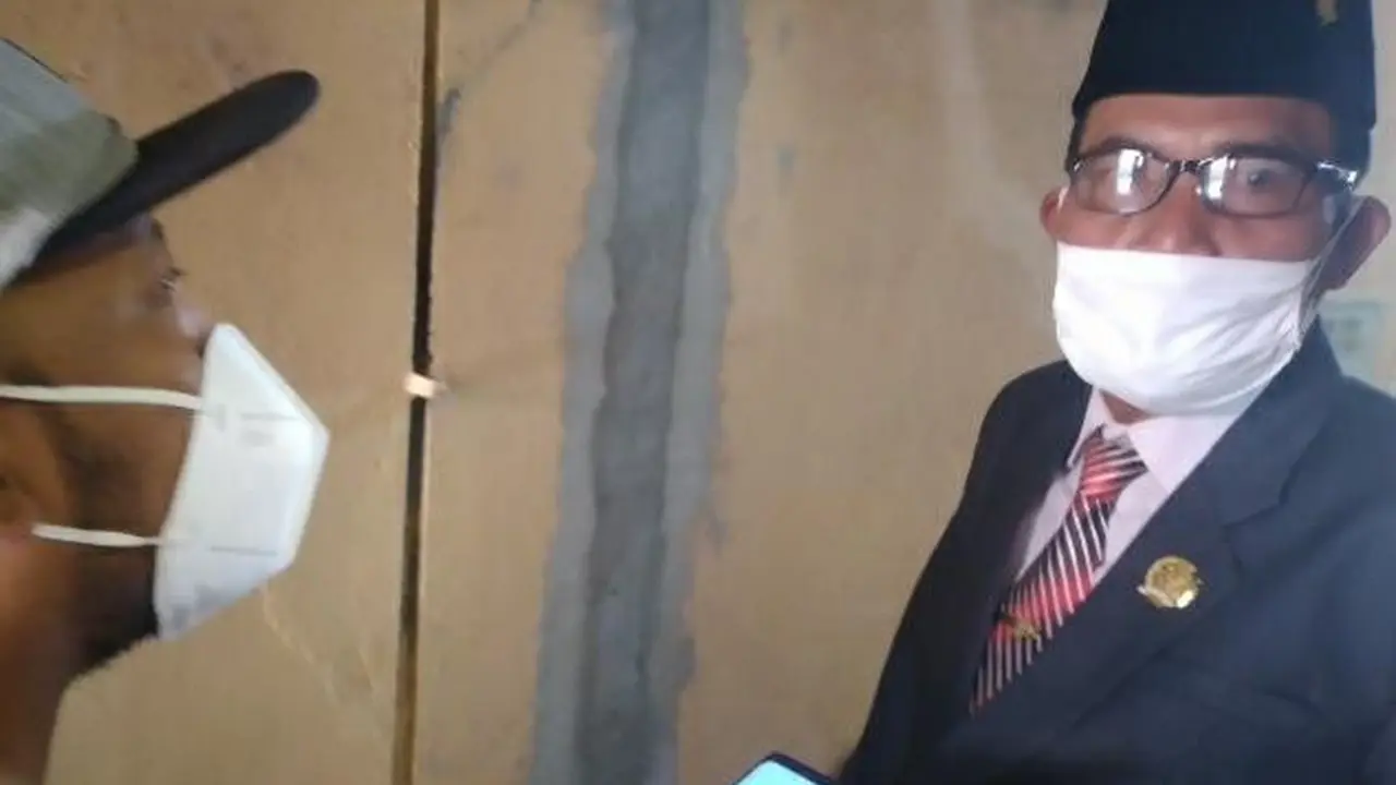 Ketua DPRD Blora, HM Dasum ketika diwawancarai awak media. (Liputan6.com/Ahmad Adirin)