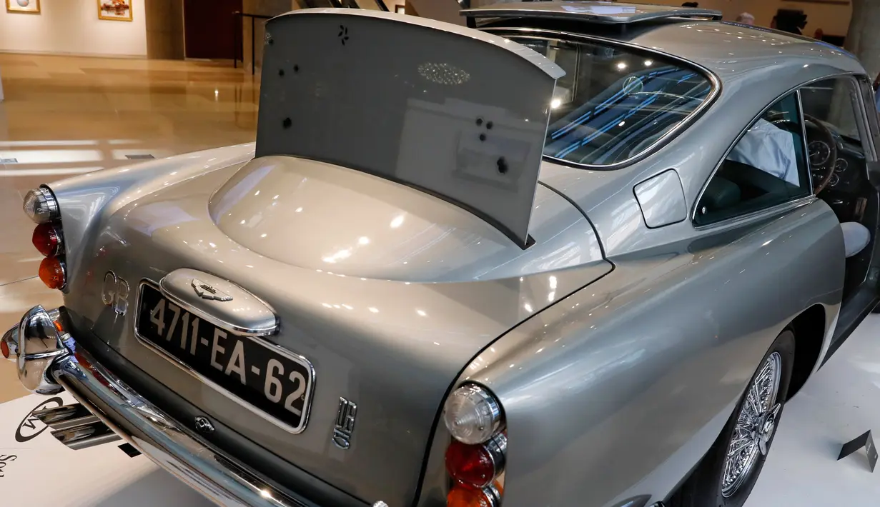 Perisai anti peluru pada bagian belakang mobil Aston Martin DB5 dalam film James Bond 1965 di rumah lelang Sotheby, New York, Senin (29/7/2019). Mobil ikonik itu diperkirakan akan terjual di kisaran 4 juta sampai 6 juta dolar AS atau sekitar Rp 57,2 miliar - Rp 85,8 miliar. (AP/Richard Drew)