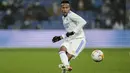 Bek Real Madrid, Eder Militao mengumpan bola saat bertanding melawan Athletic Bilbao pada pertandingan lanjutan La Liga Spanyol di Santiago Bernabeu di Madrid, Spanyol, Kamis (2/12/2021). Kemenangan atas Bilbao membuat Madrid kokoh di puncak klasemen dengan 36 poin. (AP Photo/Bernat Armangue)