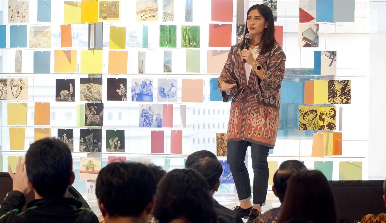 Artis Dian Sastrowardoyo yang juga juri tamu berbagi cerita inspiratif pada kick-off SATU Indonesia Awards 2019 di Jakarta Senin (11/3). Apresiasi ini untuk generasi muda Indonesia yang berkontribusi positif untuk masyarakat. (Liputan6.com/HO/Eko)