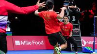 Jonatan Christie merayakan kemenangan atas Li Shifeng dengan skor 21-14, 18-21, dan 21-14. Indonesia mennag 3-0 atas China dan menjuarai Piala Thomas 2020 di Aarhaus, Denmark, Minggu (17/10/2021). (AFP/Claus Fisker / Ritzau Scanpix)