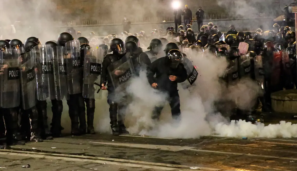 Polisi antihuru-hara memblokir jalan untuk menghentikan pengunjuk rasa di luar Gedung Parlemen Georgia, Tbilisi, Georgia, Kamis (9/3/2023). Partai Georgian Dream juga mengecam kubu oposisi yang menyebarkan "kebohongan" terkait RUU "Agen Asing". (AP Photo/Zurab Tsertsvadze)