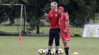 Pelatih Persija Jakarta, Ivan Kolev, memimpin latihan di Lapangan Sutasoma Halim, Jakarta, Rabu (16/1). (Bola.com/Yoppy Renato)