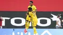 Pemain Arsenal, Joe Willock, melakukan selebrasi usai membobol gawang Southampton pada laga Premier League di Stadion St Mary, Kamis (25/6/2020). Arsenal menang 2-0 atas Southampton. (AP/Mike Hewitt)