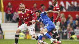 Tak lama berselang gantian Everton yang memperoleh peluang. Umpan tendangan bebas yang dilepaskn Andros Townsend dieksekusi Michael Keane denan sebuah sundulan yang masih menyamping dari gawang David De Gea. (AP/Dave Thompson)