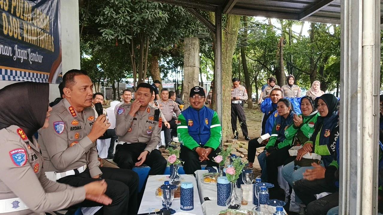 Ditlantas Polda Jabar Ingatkan Pengemudi Ojol Pakai Helm SNI Demi Keselamatan