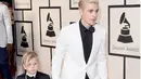 Dengan memakai style ‘Tuxedo’,Justin Bieber menggandeng sang adik,Jaxon Bieber sepasang kakak adik ini terlihat stylish nan elegant. (AFP/Bintang.com)