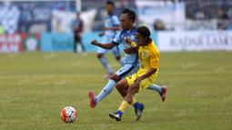Perebutan bola antara pemain Gresik United dan pemain Persela Lamongan dalam laga Torabika Soccer Championship presented by IM3 Ooredoo di Stadion Surajaya, Lamongan, Sabtu (30/4/2016). (Bola.com/Fahrizal Arnas)