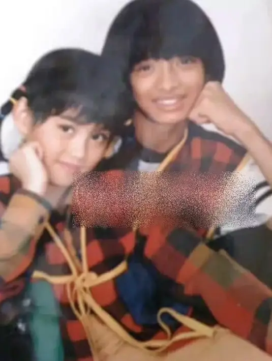 Keduanya berduet lewat lagu anak-anak dalam album Yess tahun 1995. Album tersebut populer dan membuat nama keduanya langsung melejit sebagai penyanyi cilik.  [dok. Istimewa]