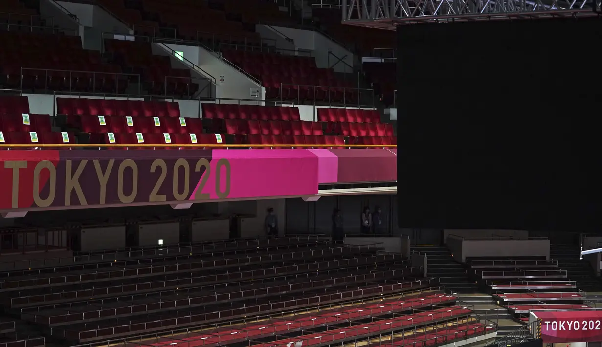 Sekelompok ofisial menonton dari ambang pintu selama kompetisi Tinju Olimpiade Tokyo 2020 di Kokugikan Arena, pada 24 Juli 2021. Penyelenggaraan Olimpiade yang diselenggarakan tanpa penonton dari kalangan umum itu merupakan keputusan di tengah kondisi darurat COVID-19. (AP/Frank Franklin II, Pool)