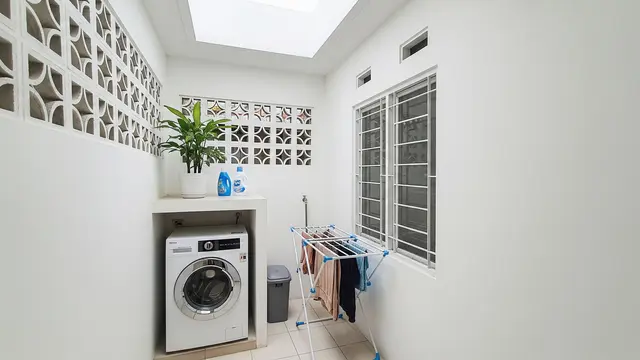 Cara Menata Tempat Cuci dan Jemur di Rumah Kecil agar Tidak Terlihat Penuh Serta Cocok untuk Rumah KPR Model Penggunaan Pencahayaan dan Warna Cerah