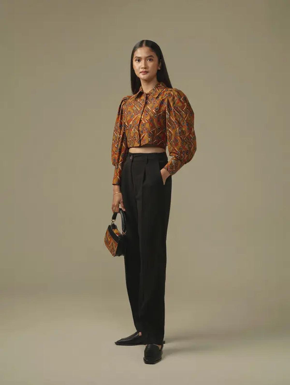 7 Model Jas Kombinasi Batik Wanita yang Trendi di Tahun 2025, Gaya Formal Elegan Berbalut Nuansa Budaya