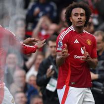 Penyerang Manchester United asal Belanda bernomor punggung 11, Joshua Zirkzee (kanan), merayakan gol kedua timnya dalam pertandingan Liga Primer Inggris antara Manchester United dan Everton di Old Trafford di Manchester, Inggris barat laut, pada tanggal 1 Desember 2024. (Darren Staples/AFP)