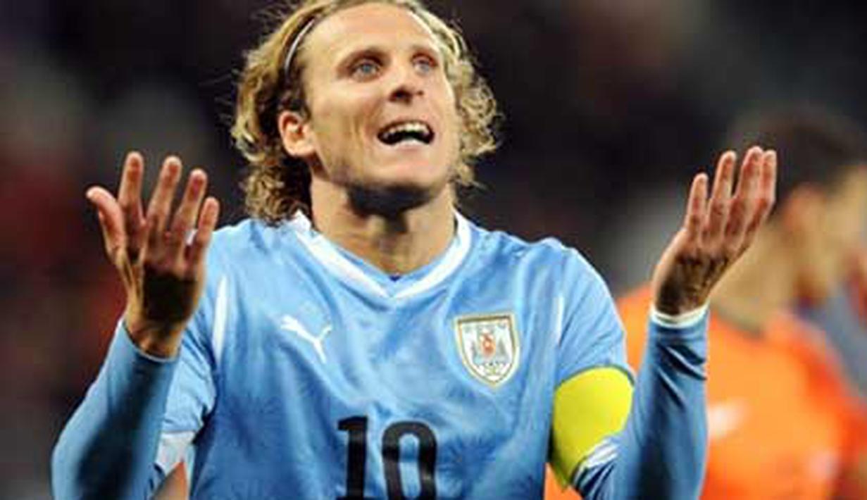 Eskpresi striker Uruguay Diego Forlan setelah gagal memanfaatkan peluang di laga semifinal PD 2010 melawan Belanda di Green Point Stadium, Cape Town, 6 Juli 2010. AFP PHOTO / FRANCK FIFE