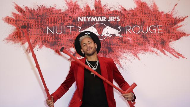 Pemain PSG, Neymar, berpose saat merayakan pesta ulang tahunnya. (AFP/Thomas Samson)