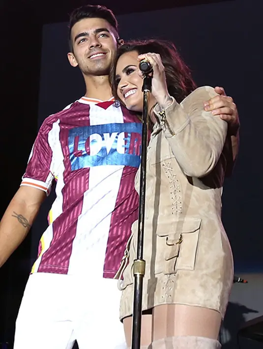 Joe Jonas mengencani Demi Lovato usai mereka syuting Camp Rock. Meski demikian ia merasa tak begitu bahagia. Meski demikian ia harus tetap bersama untuk menolong Demi yang dulu mengonsumsi narkoba. (JONATHAN LEIBSON/GETTY)