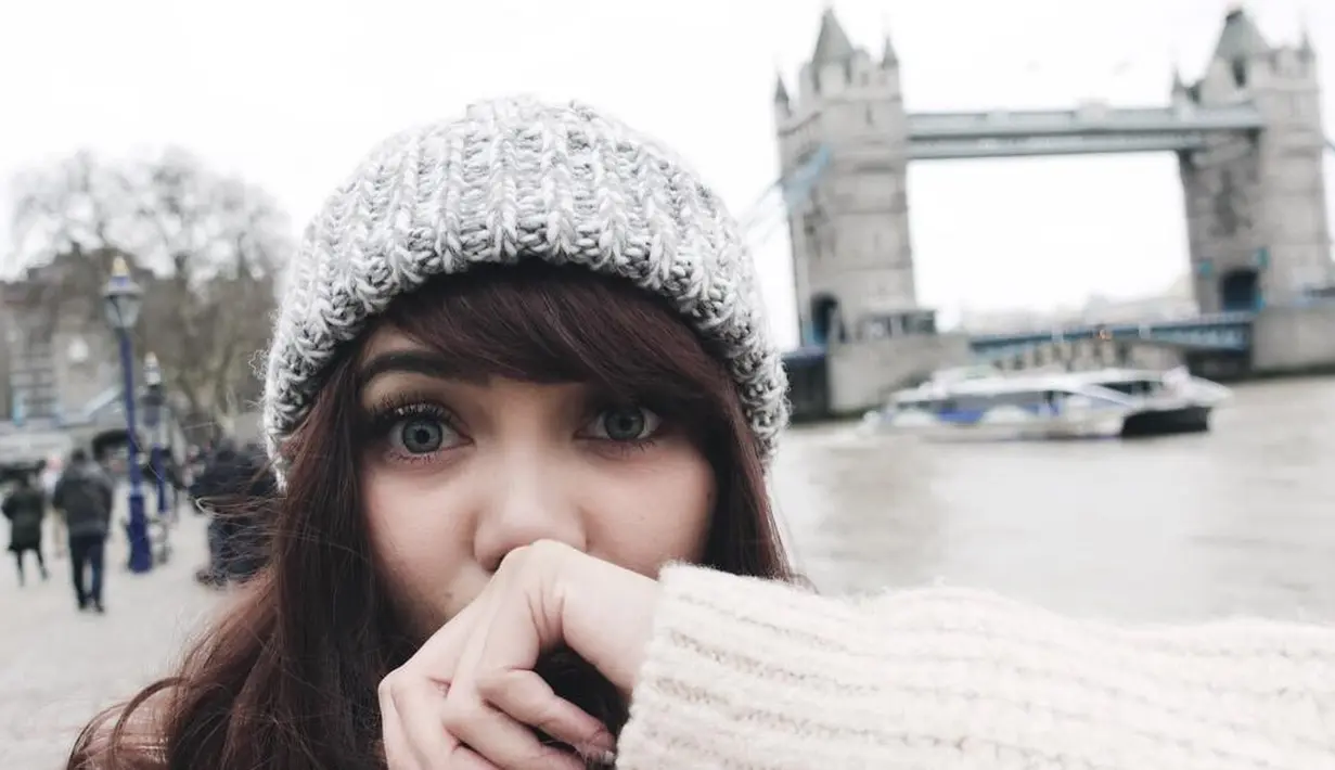 Nah, kalau yang satu ini Rina terlihat sedang berada di Tower Bridge, yang terletak tidak jauh dari London Tower. Jembatan ini terbentang di atas sungai Thames.  (Instagram/rinanose16)