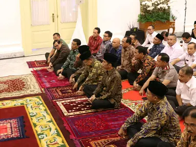 Presiden Joko Widodo didampingi Wakil Presiden Jusuf Kalla bersama dengan Menteri Kabinet Kerja dan Kepala Lembaga Tinggi Negara mendengarkan kultum atau ceramah oleh Ketua MUI Maruf Amin di Istana Bogor, Senin (29/5). (Liputan6.com/Angga Yuniar)