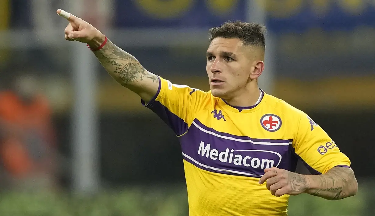 Gelandang Fiorentina, Lucas Torreira berselebrasi usai mencetak gol ke gawang Inter Milan pada pertandingan lanjutan Liga Serie A Italia di Stadion San Siro, di Milan, Italia, Minggu (20/3/2022). Inter Milan bermain imbang atas Fiorentina 1-1. (AP Photo/Antonio Calanni)