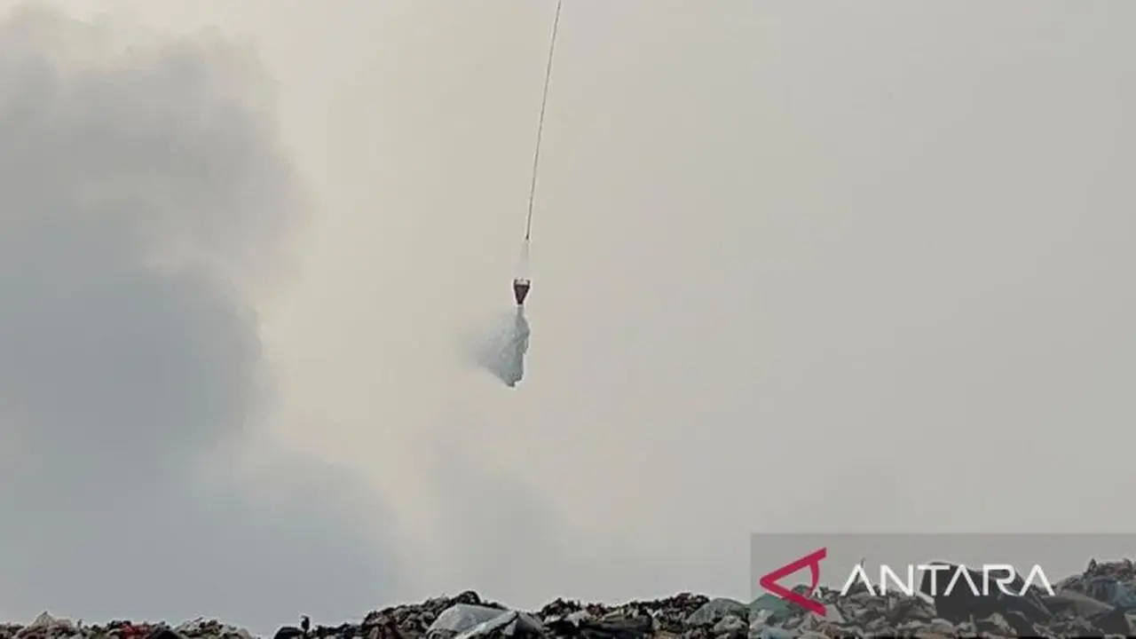 Helikopter TNI AU Dikerahkan Padamkan Kebakaran TPA Galuga
