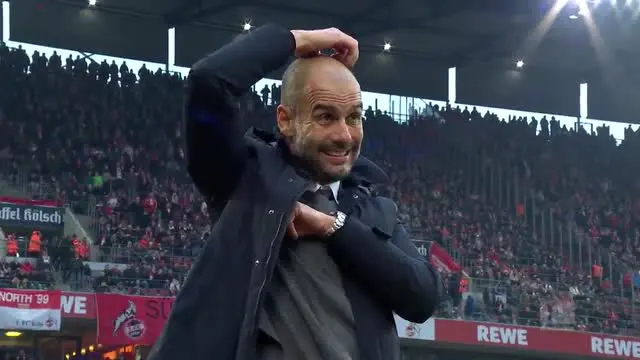 Video slow motion mengenai ulah kocak Thomas Muller dan Josep Guardiola saat beraksi di bangku cadangan Bayern Munchen.