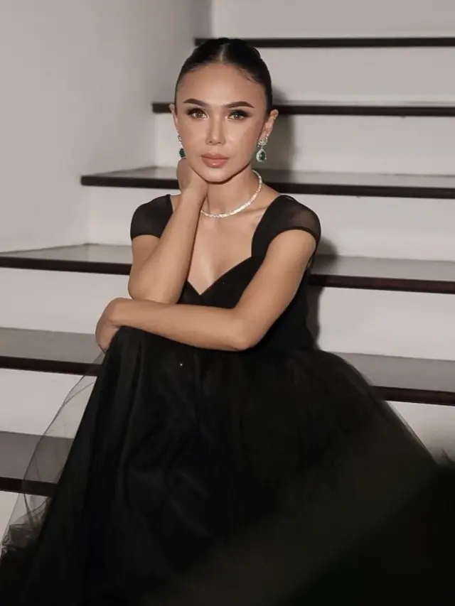 Potret Dress Hitam Yuni Shara