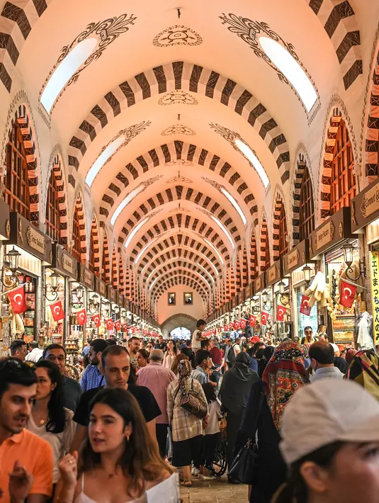 Orang-orang berbelanja di pasar rempah-rempah atau Spice Bazaar yang bersejarah di distrik Eminonu di Istanbul, Turki (13/7/2019). Spice Bazaar dipenuhi oleh pengunjung selama bulan ramadan. (AFP Photo/Ozam Kose)