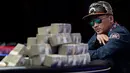 Qui Nguyen asal Amerika saat bertanding dengan Gordon Vayo dari San Francisco di final Kompetisi Poker Dunia di Las Vegas, AS (2/11). Kompetisi Poker Dunia ini berhadiah sebesar 8 juta dollar. (AP/John Locher)