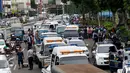 Petugas Dishub melakukan razia parkir liar di kawasan Tanah Abang, Jakarta, Senin (14/11). Dalam razia tersebut petugas berhasil mengamankan puluhan motor dan menghancurkan lapak parkir yang tidak sesuai dengan aturan. (Liputan6.com/Gempur M Surya)